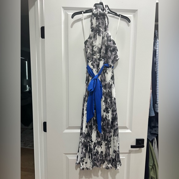 Elegant Floral Print Dress with Blue Accent - Picture 4 of 4